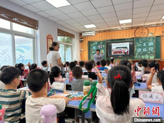 图为衡水市康复街小学，老师讲解开学第一课校园纪律与礼仪。徐鹏璐 摄